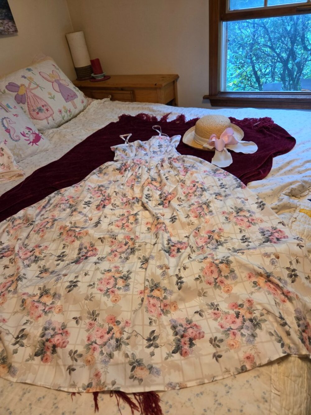 ELEGANT FULL SWEEP FLORAL MAXI WITH FINE DETAIL..S